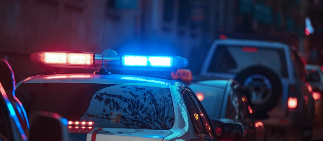 Mașină de poliție cu semnale luminoase oprită în trafic pentru aplicarea unei amenzi